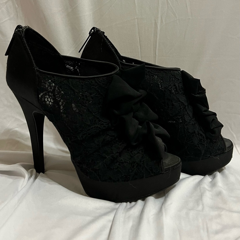 Kardashian Kollection Ruffle Lace heels, SZ 6.5M